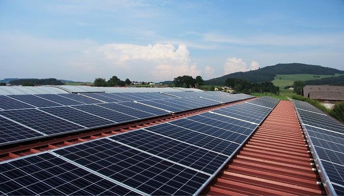 Instalación de kit de paneles fotovoltaicos en tejado de nave industrial